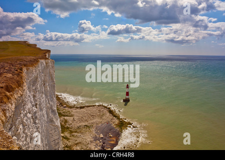 Die vorliegenden Beachy Head Leuchtturm am Fuße des vertikalen Kreidefelsen, East Sussex, England, Ärmelkanal, UK Stockfoto