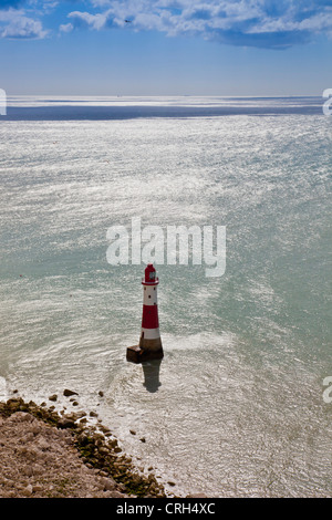 Die vorliegenden Beachy Head Leuchtturm am Fuße des vertikalen Kreidefelsen, East Sussex, England, Ärmelkanal, UK Stockfoto