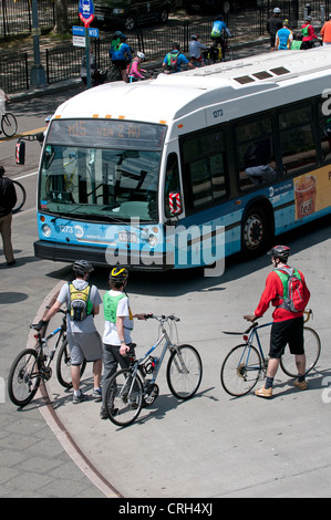 New York MTA Bus und Radfahrer Manhattan NY USA Stockfoto