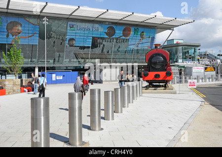 Installation von Lloyds Tsb Olympic Werbeplakate festsitzen, Glasverkleidung am Bahnhof Stratford Teil abgeschlossen Stockfoto