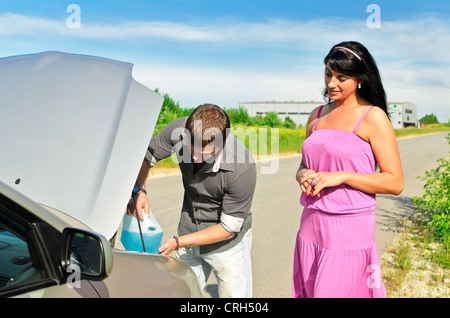 Man schüttet eine Flüssigkeit zum Gläser zum Auto waschen Stockfoto
