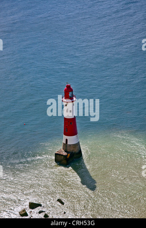 Die vorliegenden Beachy Head Leuchtturm am Fuße des vertikalen Kreidefelsen, East Sussex, England, Ärmelkanal, UK Stockfoto