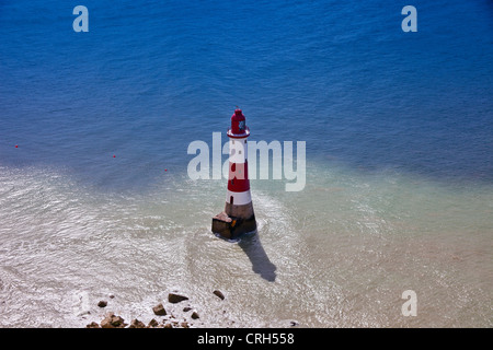 Die vorliegenden Beachy Head Leuchtturm am Fuße des vertikalen Kreidefelsen, East Sussex, England, Ärmelkanal, UK Stockfoto