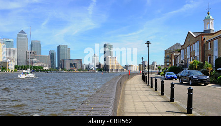 Yacht vorbeifahrenden modernen gated Wohnsiedlung gegenüber den Docklands Canary Wharf Komplex Stockfoto