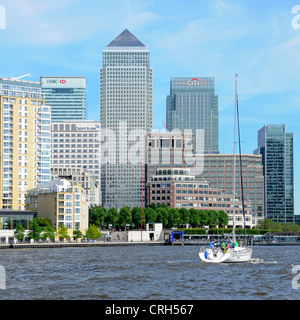 Yachtcharter an der Canary Wharf, Docklands auf einer Flut Blick Richtung Isle of Dogs East London England UK Komplex Stockfoto