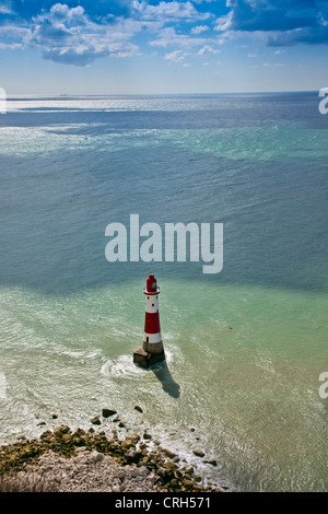 Die vorliegenden Beachy Head Leuchtturm am Fuße des vertikalen Kreidefelsen, East Sussex, England, Ärmelkanal, UK Stockfoto