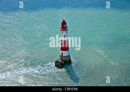 Die vorliegenden Beachy Head Leuchtturm am Fuße des vertikalen Kreidefelsen, East Sussex, England, Ärmelkanal, UK Stockfoto