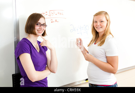 Teenager Schulmädchen auf dem Board Algebra Probleme zu lösen. Stockfoto