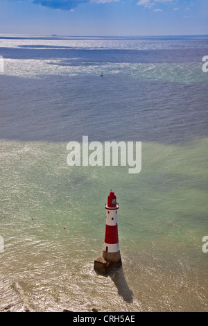 Die vorliegenden Beachy Head Leuchtturm am Fuße des vertikalen Kreidefelsen, East Sussex, England, Ärmelkanal, UK Stockfoto