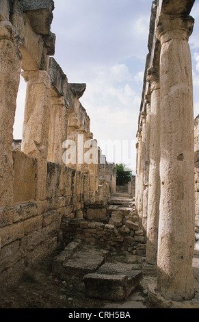 Latrinen in hellenistischen Collonaded Straße mit alten Graeco Roman Stadt Hierapolis, Provinz Denizli. Turkei Stockfoto