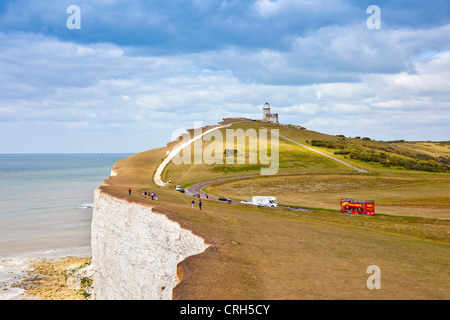 Wohnmobil und offenen Bus unterhalb der ursprünglichen Beachy Head Leuchtturm (1834) am Belle Tout, South Downs, East Sussex, England UK Stockfoto