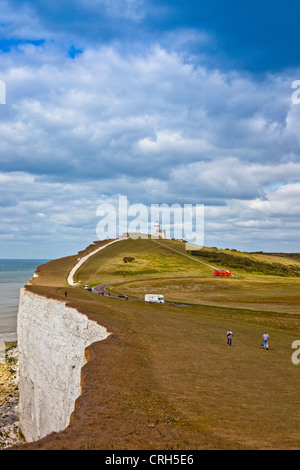 Wohnmobil und offenen Bus unterhalb der ursprünglichen Beachy Head Leuchtturm (1834) am Belle Tout, South Downs, East Sussex, England UK Stockfoto