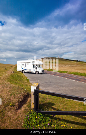 Wohnmobil geparkt unterhalb der ursprünglichen Beachy Head Leuchtturm (1834) jetzt ein B & B bei Belle Tout, South Downs, East Sussex, England UK Stockfoto