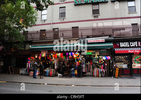 Open-fronted Geschenk shop, Neon Tattoo Body piercing-Studio, Erdgeschoss St Mark Hotel, St. Mark's Place, East Village, New York Stockfoto