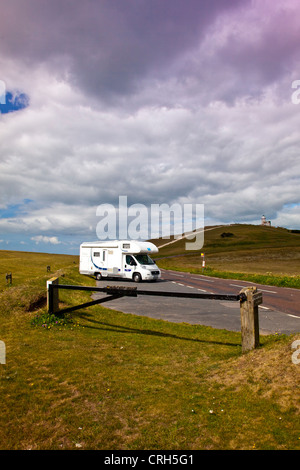 Wohnmobil geparkt unterhalb der ursprünglichen Beachy Head Leuchtturm (1834) jetzt ein B & B bei Belle Tout, South Downs, East Sussex, England UK Stockfoto