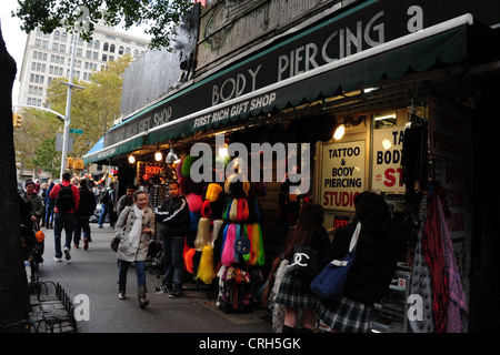 Herbstliche Ansicht, 3rd Avenue, Menschen zu Fuß vorbei an Open-fronted erste reiche Geschenk-Shop, St. Mark's Place, East Village, New York Stockfoto