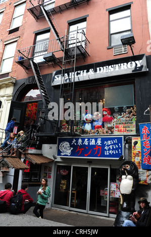 Porträt junge Menschen vorne Kenka Japanese Restaurant und Suche & Destroy Punk-Shop, St. Mark's Place, East Village, New York Stockfoto