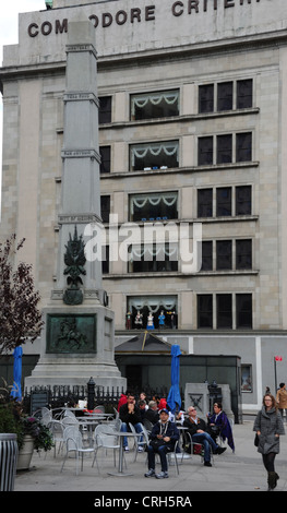 Porträt Leute sitzen Tabellen, General Worth Monument Obelisk, Commodore Kriterium Gebäude, General Worth Square in New York Stockfoto