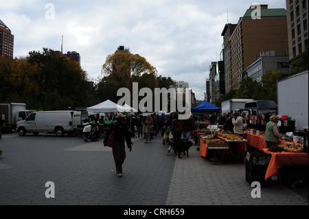 Grauen Himmel Blick Menschen einkaufen zu Fuß Vergangenheit Stände verkaufen landwirtschaftliche Erzeugnisse, Obst, Gemüse, Union Square Greenmarket, New York Stockfoto