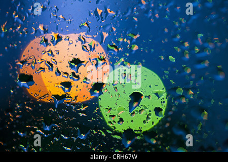 Schöne abstrakte farbigen Hintergrund mit Wasser fällt über Fensterglas Stockfoto