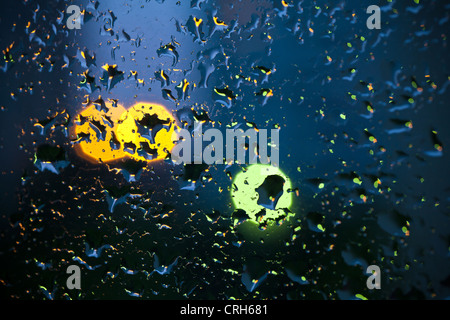 Schöne abstrakte farbigen Hintergrund mit Wasser fällt über Fensterglas Stockfoto