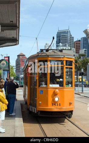 Ein renovierte Oldtimer Trolley aus Mailand hält am Ferry Building entlang seiner Route Embarcadero in San Francisco, Kalifornien. Stockfoto