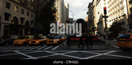 Morgensonne, Autos, gelben Taxis, Menschen zentrale Wanderinsel, Schnellstraße Park Avenue an der East 58th Street in New York anzeigen Stockfoto