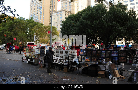 Herbstlaub Ansicht Pferde, Kutschen, Mann stehend unter freiem Himmel Kunstwerk Stall, Grand Army Plaza, Central Park South, New York Stockfoto