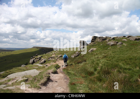 Wanderer zu Fuß entlang Stanage Edge im Peak District Stockfoto