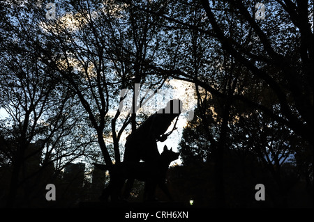 Abends leichte Silhouette sehen indischen Jäger Skulptur stehend vor Herbst Bäume, Central Park South New York Stockfoto