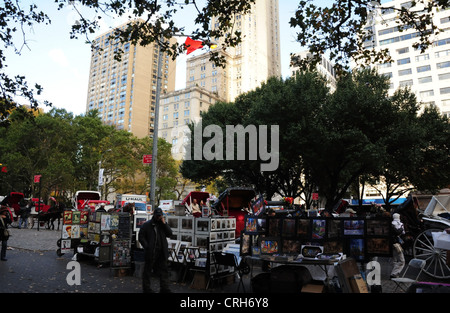 Blick auf 5th Avenue Wolkenkratzer, Mann sprechen Telefon vorderen Open-Air-Kunst stand, Grand Army Plaza, Central Park South, New York Stockfoto