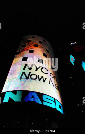 Schwarzen Himmel Nacht Porträt hoch Hightech elektronische Anzeigen zylindrische NASDAQ Market, Times Square, New York Stockfoto