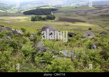 Mühlsteine auf Stanage Edge in Derbyshire Peak District in der Nähe von Hathersage. Stockfoto