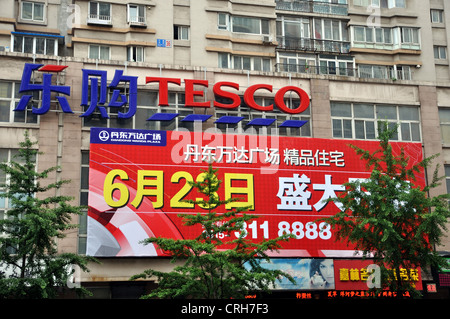 Tesco-Supermarkt, Hebei Branch, Dandong, Liaoning, China. Stockfoto