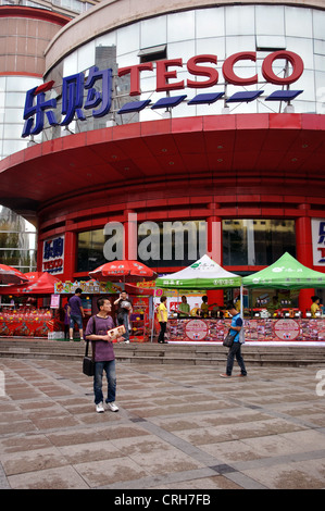 Tesco-Supermarkt, Hebei Branch, Dandong, Liaoning, China. Stockfoto