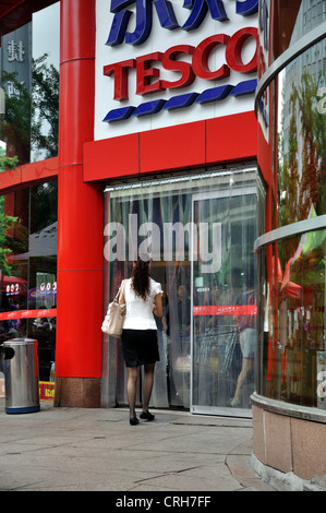 Tesco-Supermarkt, Hebei Branch, Dandong, Liaoning, China. Stockfoto