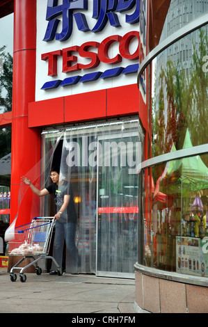 Tesco-Supermarkt, Hebei Branch, Dandong, Liaoning, China. Stockfoto