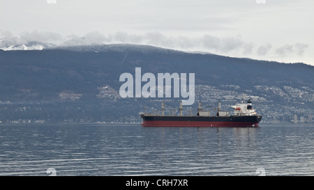 Frachtschiff wartet mit geöffneter Tür Halt im Ärmelkanal Küste von Vancouver an einem bewölkten Wintertag. Stockfoto