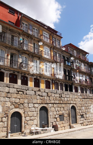 Bunte Fassaden in der Ribeira Bezirk von Porto, Portugal. Stockfoto