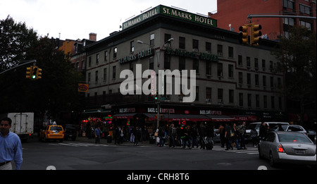 Grauer Himmel Blick St.Mark Hotel, mit Menschen Kreuzung Straße. Auto drehen, St. Mark's Place in 3rd Avenue, East Village, New York Stockfoto