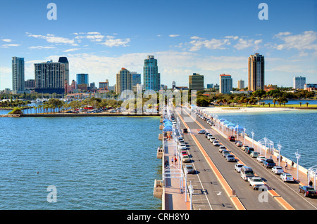 Skyline von Saint Petersburg, Florida vom Pier entfernt. Stockfoto