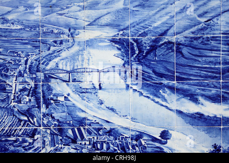 Das Douro-Tal ist auf Azulejo-Fliesen am Bahnhof in Pinhao, Portugal abgebildet. Stockfoto