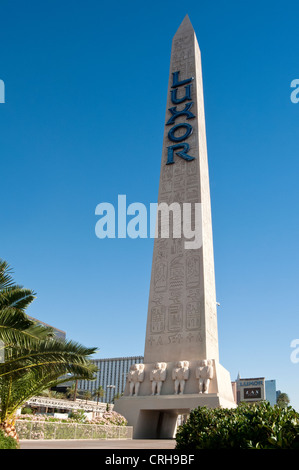 LAS VEGAS, NEVADA, USA - 14. JUNI 2012: Obelisk vor dem Luxor Resort Hotel Stockfoto