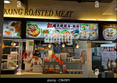 Ein traditionelles Essen Zähler in einer Hawker Center, Singapur. Stockfoto