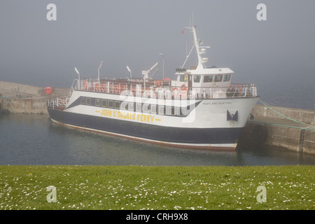 John O' Groats Caithness Schottland Großbritannien Pentland Venture Fähre im Hafen auf nebligen Tag weit nördlich von Schottland auf Britains nordöstliche Spitze günstig Stockfoto