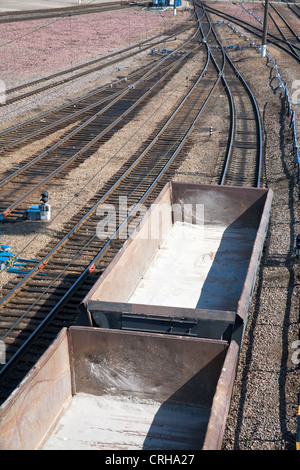 leere offene Güterwagen auf Eisenbahn Stockfoto