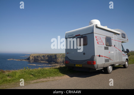 Caithness North Schottland kann Motor home geparkt über felsigen Bucht von Dunnet Head bei Ebbe Stockfoto