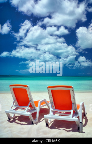 Sapodilla Bay mit Strandkörben. Providenciales. Turks- und Caicosinseln Stockfoto