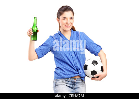 Ein glücklich weiblicher Fan hält eine Bierflasche und Fußball isoliert auf weißem Hintergrund Stockfoto