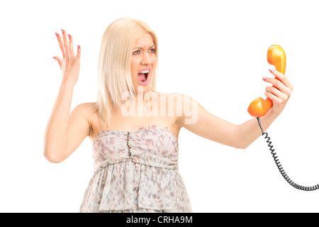 Eine schockiert blonde Frau schreiend auf einem Telefon auf weißen Hintergrund isoliert Stockfoto